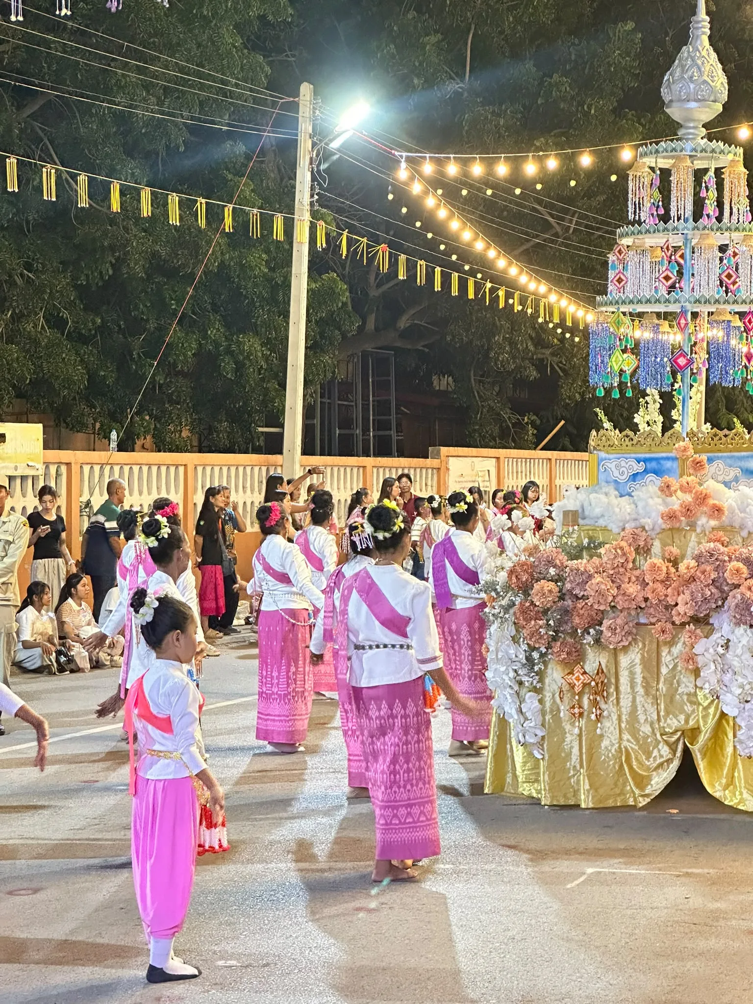 Young dancers before a krathup tree