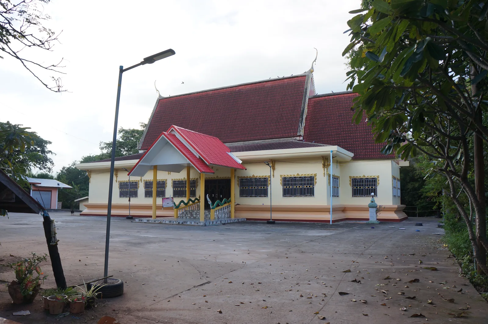 The temple hall of วัดรัตนคงคาราม