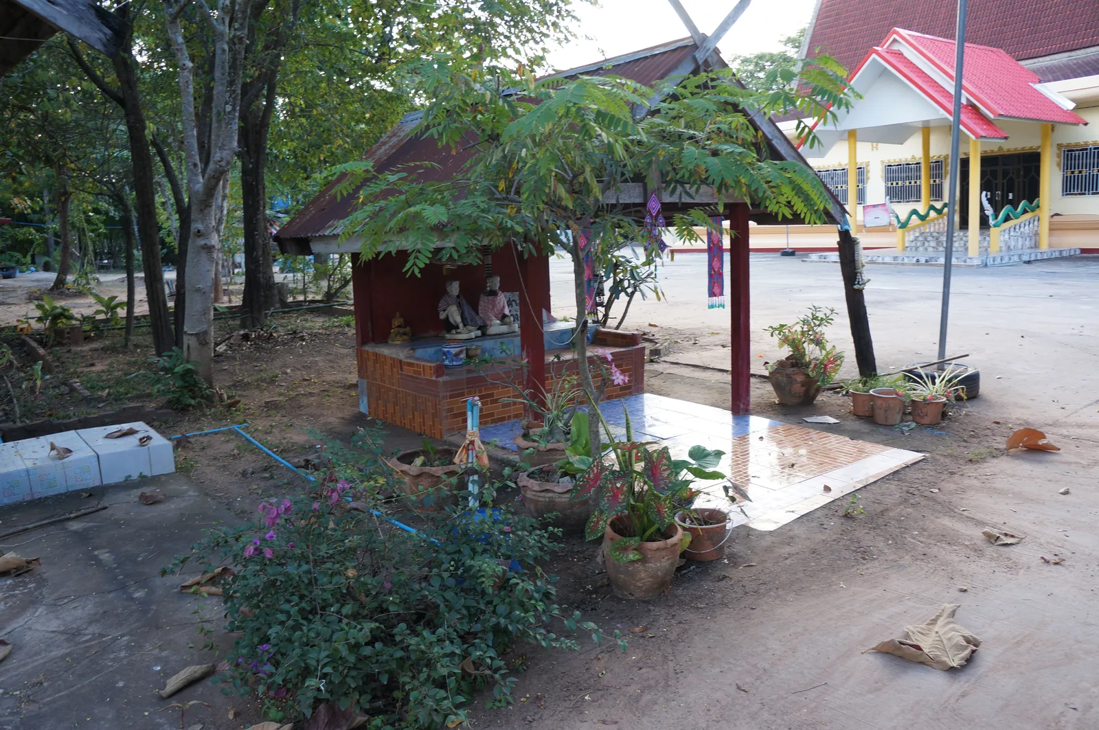 The temple yard, the hall behind